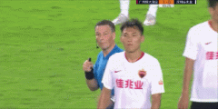 主裁判克拉滕伯格怎么那么生氣，耳機都扔掉了？